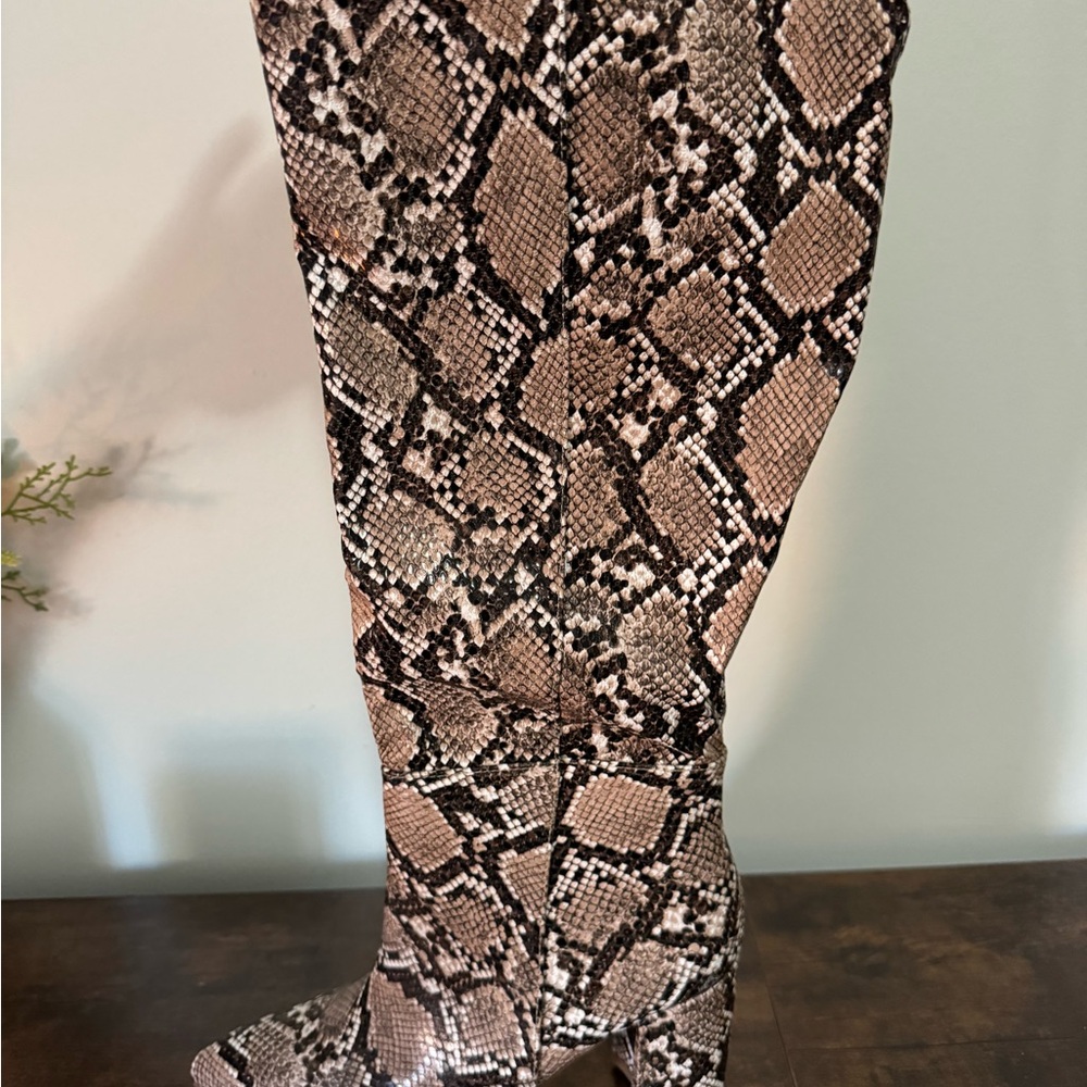 Lulu's Boot - Picture 3 of 3